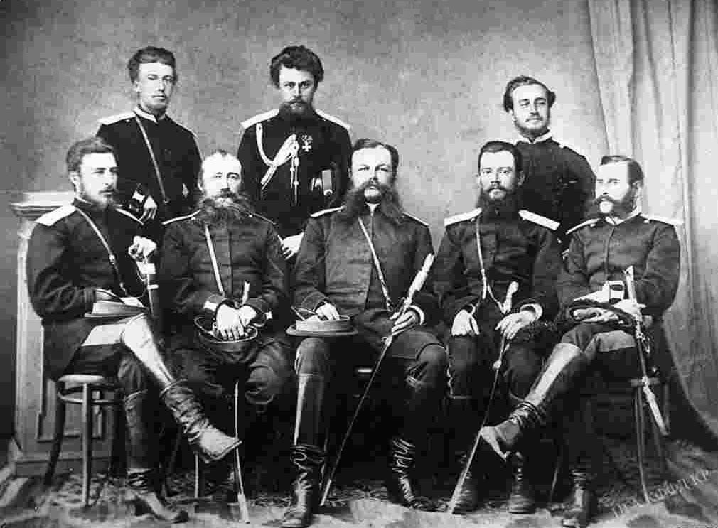 Группа чинов Войскового правления Семиреченского казачьего войска, 1900 - 1916, Семиреченская обл., Верненский у., станица Больше-Алматинская. По другой версии, изображены не чины Войскового правления Семиреченского казачьего войска, а чины гражданского – Областного правления при военном губернаторе Семиреченской области.