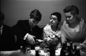 Выпускной вечер, июнь 1961, г. Москва. Вчерашние десятиклассники.Выставка «Советское шампанское» с этой фотографией.