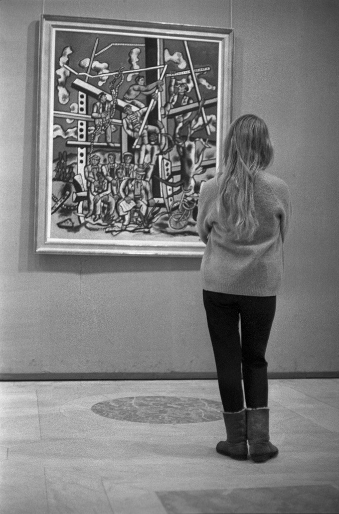 Поклонница. На выставке Фернана Леже в ГМИИ им. А. С. Пушкина, 1963 год, г. Москва. Выставка «Советские блондинки» с этой фотографией.