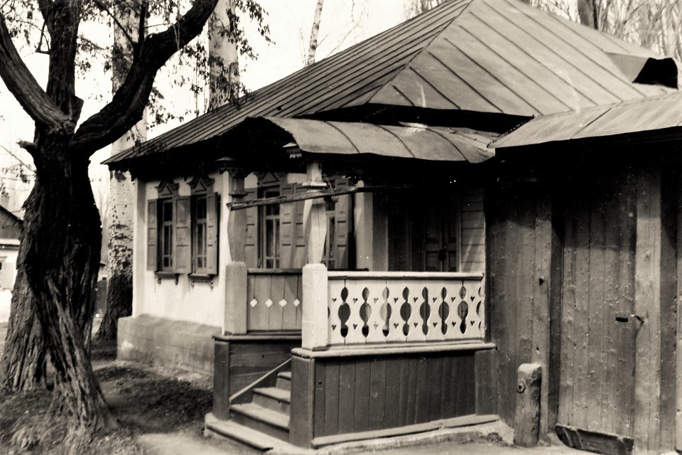 Семиреченская область. Город Пржевальск (Каракол), 1982 год, Киргизская ССР, Иссык-Кульская обл., г. Пржевальск. На снимке изображен частный дом в городе Пржевальске (Караколе), принадлежавший уездному землемеру Абрамову (дата постройки – конец XIX – начало XX века). Город Каракол был основан штабс-капитаном Генштаба, старшим адъютантом штаба войск Семиреченской области бароном  фон  Каульбарсом Александром Васильевичем,  в 1869 году, к востоку от озера Иссык-Куль (Тянь-Шань). До настоящего времени в городе сохранилась  историческая деревянная застройка, датируемая 2-й половиной XIX  века, принесенная в Прииссыккулье первыми русскими поселенцами – казаками и крестьянами, так называемый&nbsp;«семиреченский  станичный архитектурный стиль».