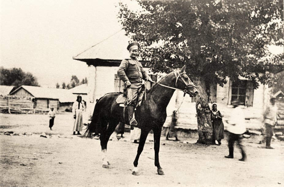 Софийский станичный атаман, 1900 - 1916, Семиреченская обл., Верненский у., станица Софийская. На снимке начала XX века изображен Софийский станичный атаман верхом на коне, предположительно, Осип Козьмин, бывший станичным атаманом  в  этой станице в 1905 году. Сама Софийская станица (Талгар) основана в 1858 году.Выставка «Дореволюционная Россия на коне» с этой фотографией.&nbsp;