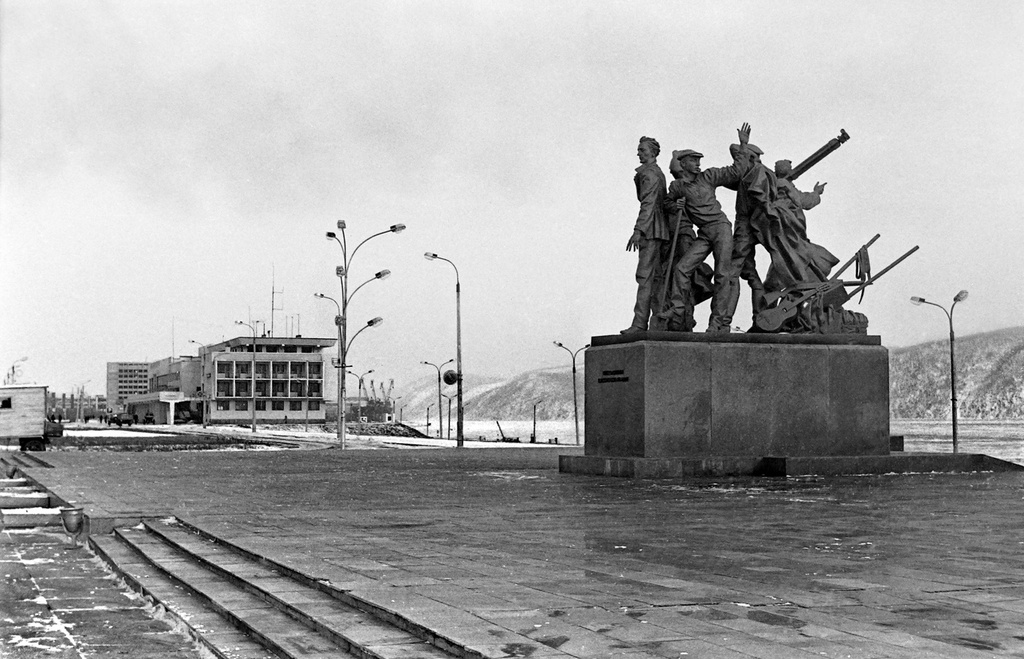 Комсомольск-на-Амуре. Набережная. Памятник первостроителям города, 7 - 25 ноября 1983, Хабаровский край, г. Комсомольск-на-Амуре