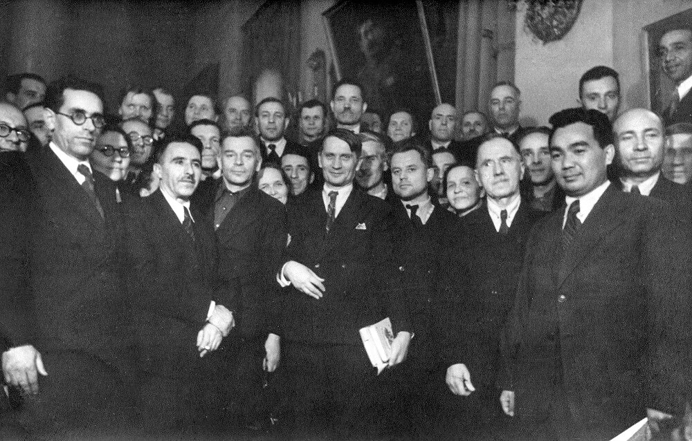 Участники августовской сессии ВАСХНИЛ, 31 июля 1948 - 5 августа 1948. В центре – президент ВАСХНИЛ академик Трофим Лысенко.&nbsp;ВАСХНИЛ –&nbsp;Всесоюзная академия сельскохозяйственных наук имени Ленина.