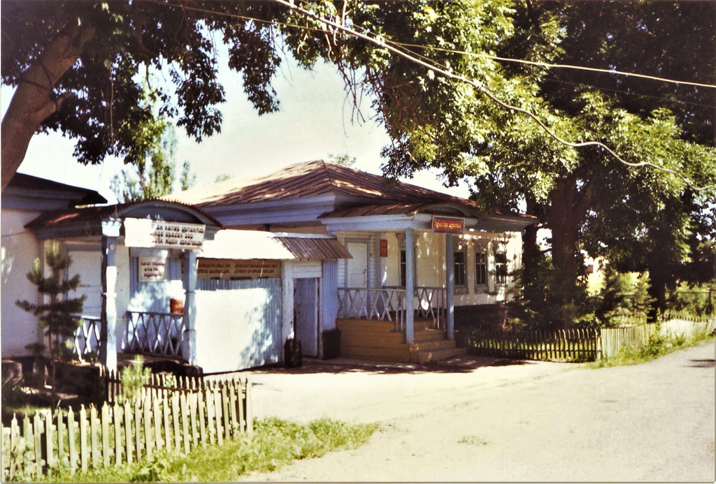 Семиречье. Село Капал. Дом врача И. И. Соболевского (военный лазарет), 1990 год, Талды-Курганская обл., Капальский р-н, с. Капал. На снимке 1990 года из личного архива автора изображен дом копальского врача&nbsp;Иеронима Ивановича&nbsp;Соболевского (1834–1918) – организатора врачебного дела в Семиреченской области, проживавшего в нем  в 1860-х годах (здесь же находился военный лазарет, или, как тогда называли,&nbsp;«полугошпиталь»). Это одно из сохранившихся до настоящего времени исторических зданий на территории бывшей Копальской станицы. Дата предполагаемой постройки 1850-е годы (данный дом представляет собой типичный образец семиреченской казачьей деревянной архитектуры 2-й половины XIX века). Ныне в нем находится мемориальный музей казахского акына Сары Тастанбековой.