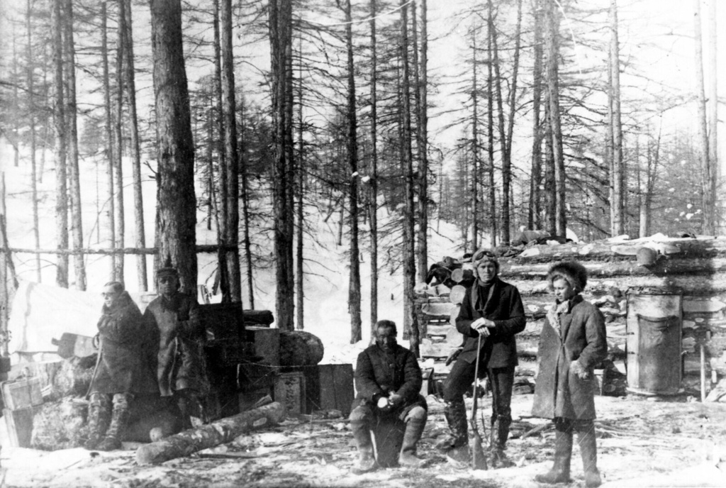 Фото "А. Пожаров, Зыков, радист М. П. Александров, Николай Тупицын (в ...