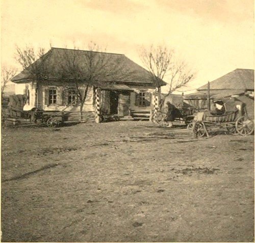 Семиреченская область. Почтовая станция, 1907 год, Семиреченская обл., Копальский у.. На снимке из книги «Travel &amp; Sport in Turkestan" («Путешествия и спорт в Туркестане»), изданной в 1910 году (авторы: Вуд, Джон Николас Прайс)  изображено здание почтовой станции, или пикета,  в Семиреченской области, между станциями – Чингильдинской и  Койбынь, котороя находилась по дороге в сторону приграничного с Китаем города Джаркента.  Казачий выселок Чингильдинский (Чингильды) существовал с 1882 по 1883 год, затем был ликвидирован.