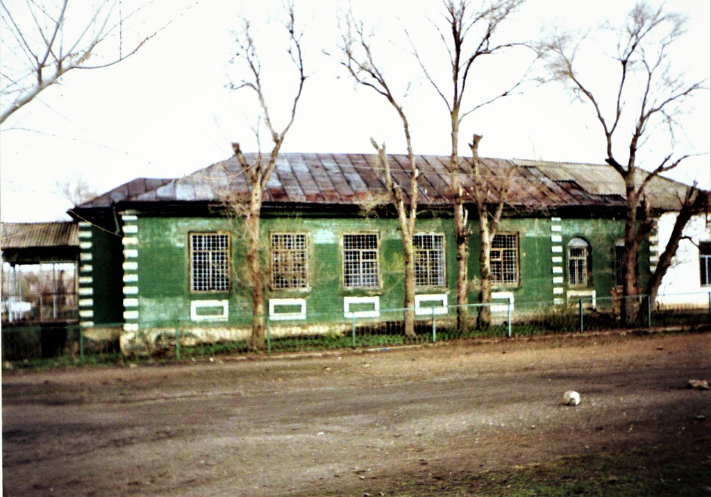 Семиречье. Капал. Татарская «верхняя» мечеть, 1990 год, Казахская ССР, Талды-Курганская обл., Капальский р-н, с. Капал. Здание Татарской «верхней» мечети на территории бывшего города Копала в районе Татарской слободы. Особенностью мечети является характерная кирпичная кладка на углах здания, широко применяемая на ранних этапах развития Копала.