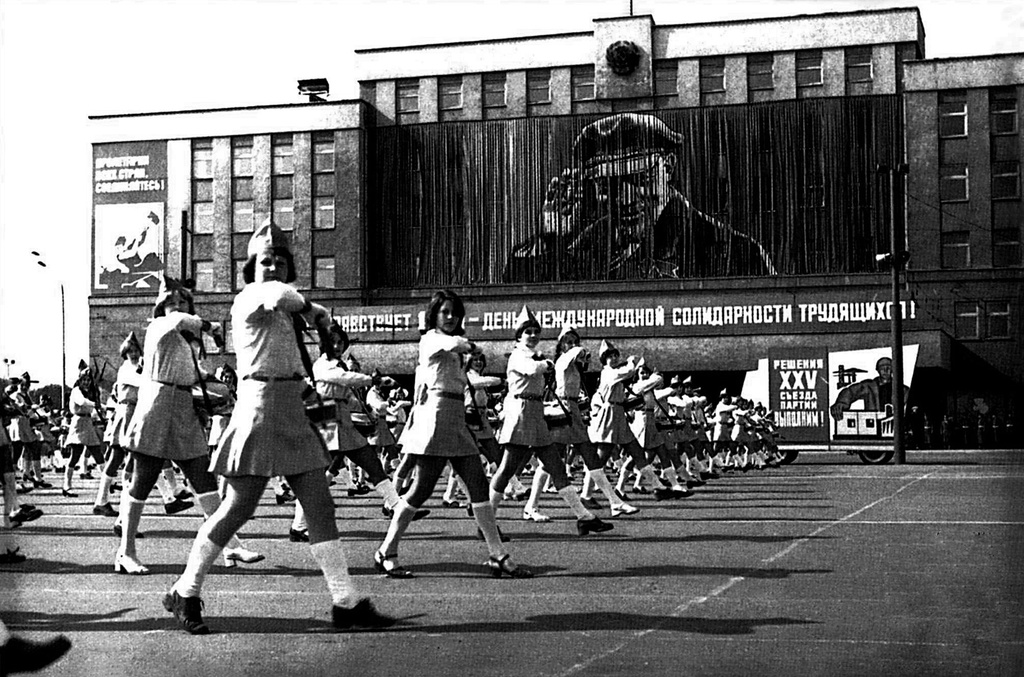 Выступление юных барабанщиц на Первомайском празднике, 1 мая 1978, Калининградская обл., г. Калининград. Выставка «Калининград» с этой фотографией.
