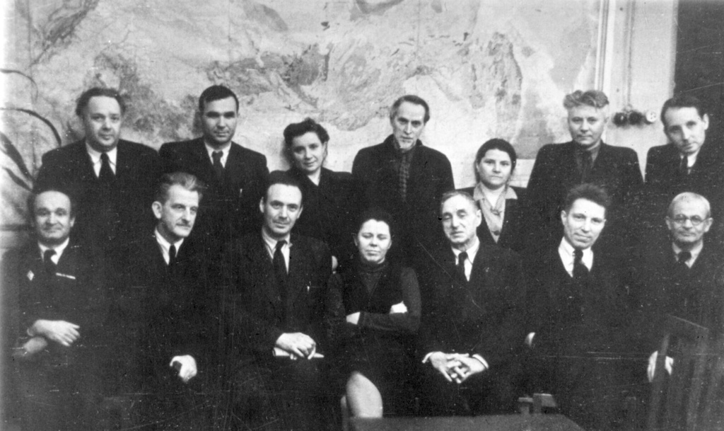 Московский государственный университет, 13 апреля 1950, г. Москва. Сидят: Демьян Гордеев, Сергей Четвериков, Игнатий Брод, Татьяна Бапекова, неизвестный, Георгий Горшков, Ефрем Кузнецов.Стоят: Сергей Морозов, Николай Полтев, Евгения Великовекая, Сергей Добров, Александра Якушева, Евгений Сергеев, Михаил Москвин.