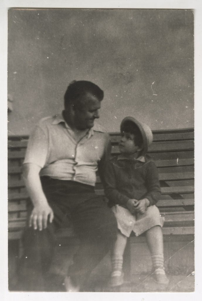 Отец с дочкой, 1960 год. Иван Иванович Нарчук с дочкой Таней.