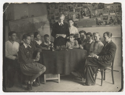 Заседание коллектива школы, 1950 год, г. Севастополь