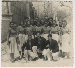 Молодежь, 1 мая 1952, г. Севастополь. Школьники. Слева – Валентина Гнатко, в последнем ряду в центре&nbsp;– ее будущий муж Вячеслав Дерябин.