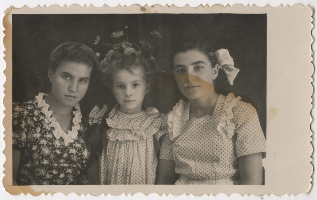 Сестры, 1950 год, г. Севастополь. Рая, Зоя, Валентина Гнатко.Выставка «Советский Севастополь в лицах» с этой фотографией.&nbsp;