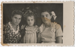 Сестры, 1950 год, г. Севастополь. Рая, Зоя, Валентина Гнатко.