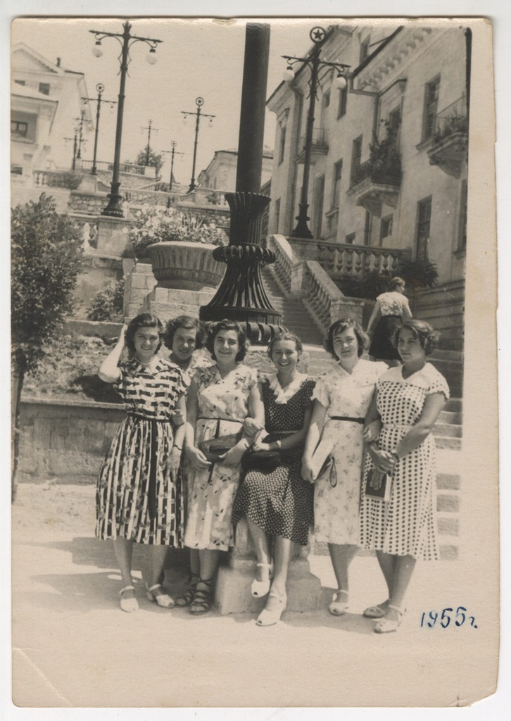 Подруги, июль 1955, г. Севастополь. Третья слева – Валентина Гнатко.Выставка «Советский Севастополь в лицах» с этой фотографией.&nbsp;
