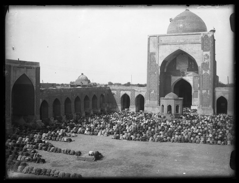 Молящиеся мужчины во дворе мечети Калян, 1926 - 1935, Узбекская ССР, г. Бухара