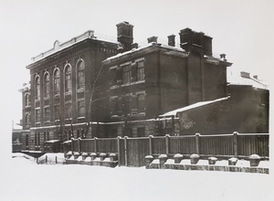 Общий вид старого здания со стороны Сусального переулка до реконструкции, 1953 год, г. Москва. Из альбома «Реконструкция здания Государственного Научно-Исследовательского института Министерства связи СССР 1953–1958 гг.».Выставка «Реконструкция здания НИИ Радио» с этой фотографией.&nbsp;