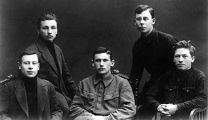 Студенты Московской горной академии (МГА), 1924 год, г. Москва. Стоят: нефтяник Константин Чепиков, нефтяник Алексей Блохин.Сидят: металлург И. Апряткин, писатель Александр Фадеев, металлург Николай Блохин.