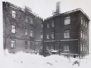 Общий вид внутридворового фасада старого здания до реконструкции, 1953 год, г. Москва. Из альбома «Реконструкция здания Государственного Научно-Исследовательского института Министерства связи СССР 1953–1958 гг.».Выставка «Реконструкция здания НИИ Радио» с этой фотографией.&nbsp;