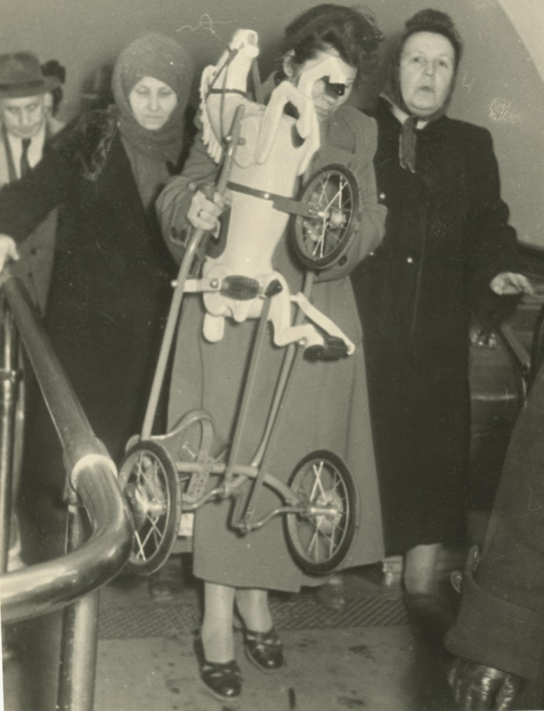 В метро. В подарок для детей, 1940-е, г. Москва. Выставка «Я люблю свою лошадку...» с этой фотографией.