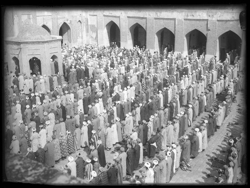 Мужчины во дворе мечети Калян, 1926 - 1935, Узбекская ССР, г. Бухара