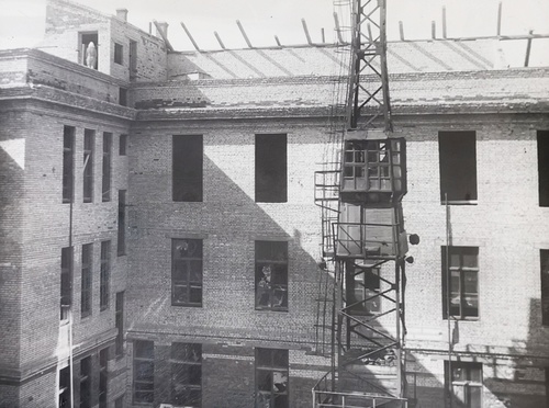 Вид на строительство внутридворовой трехэтажной части здания, 1953 - 1958, г. Москва
