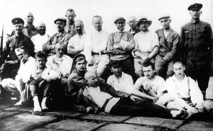 Без названия, 1918 - 1924, Автономная область Коми (Зырян), с. Ухта. В первом ряду четветрьый слева – Василий Вебер.