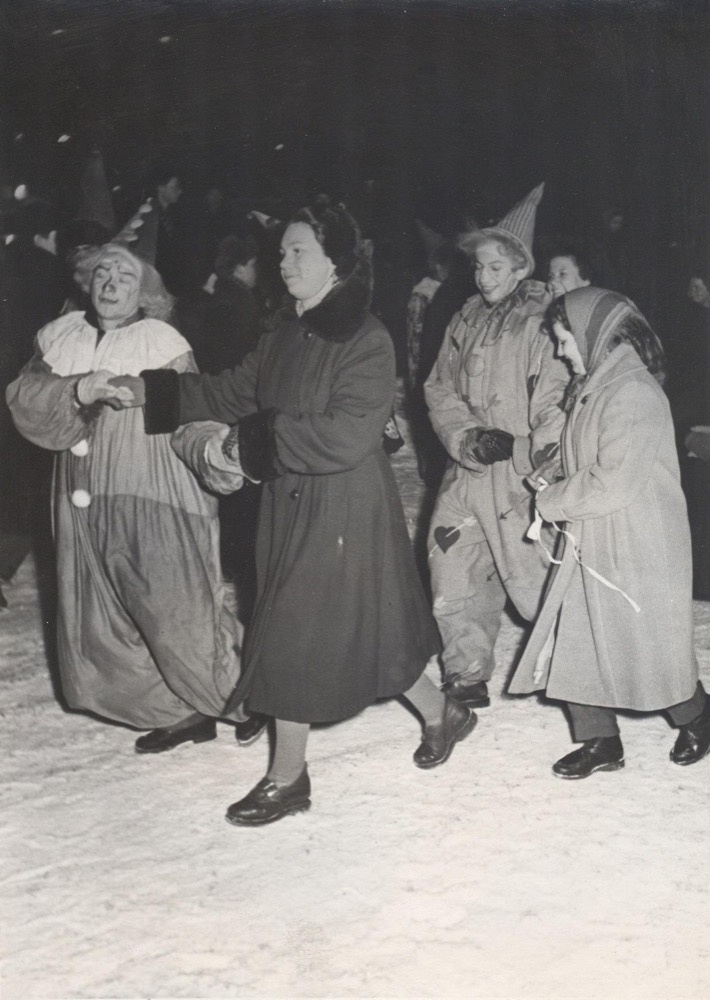 «В ЦПКиО. Приглашают девушки!», 1950-е, г. Москва. Выставка «Зима в Москве» с этим снимком.