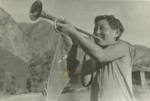 Пионер-горнист дает сигнал на зарядку, 1937 год. Выставка «С добрым утром, товарищи!» с этой фотографией.