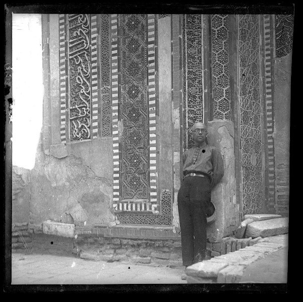 Неизвестный на территории ансамбля мавзолеев Шахи Зинда, 1926 - 1935, Узбекская ССР, г. Самарканд