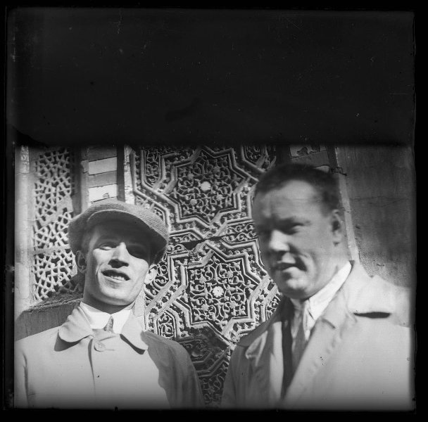 Инженер Дмитрий Пожарищенский с коллегой на фоне одного из мавзолеев ансамбля Шахи Зинда, 1926 - 1935, Узбекская ССР, г. Самарканд