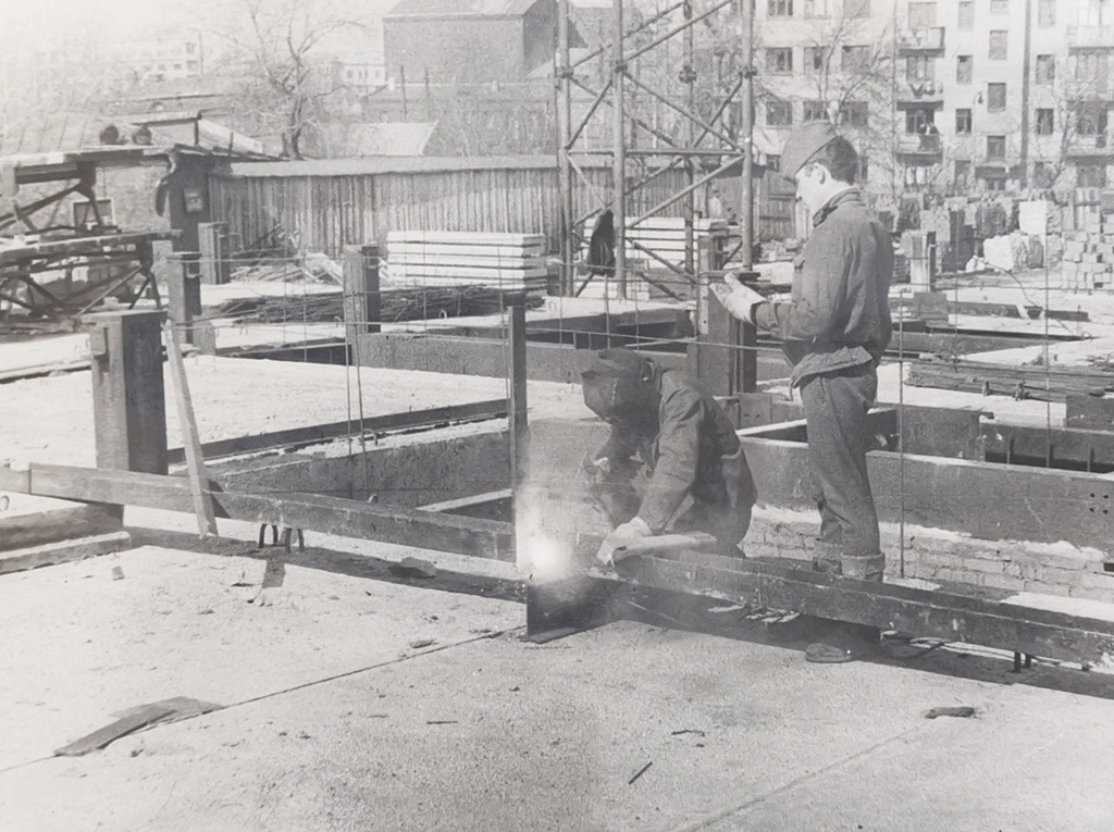 Монтаж металлоконструкций подвала, 1 апреля 1970 - 31 декабря 1971, г. Москва. Из альбома «Ход строительства Лабораторного корпуса НИИР».