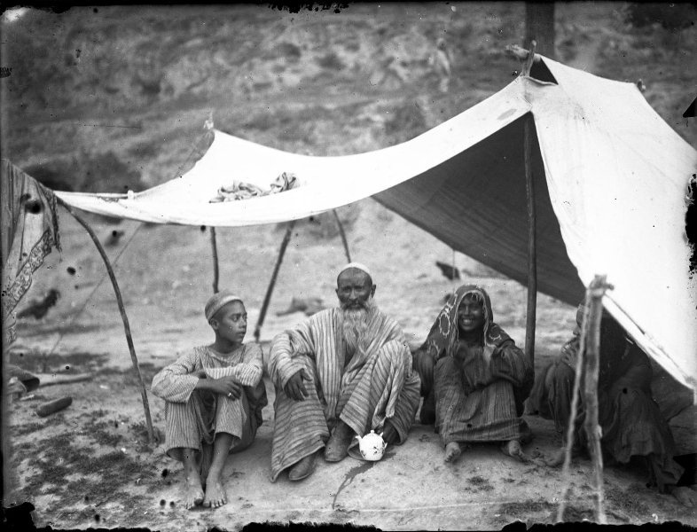 Фото "Мужчина и юноши под навесом", 1926 - 1935 - История России в ...