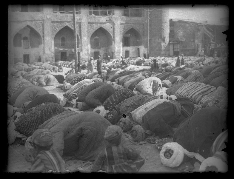 Молящиеся мужчины во дворе медресе, 1926 - 1935, Узбекская ССР, г. Самарканд