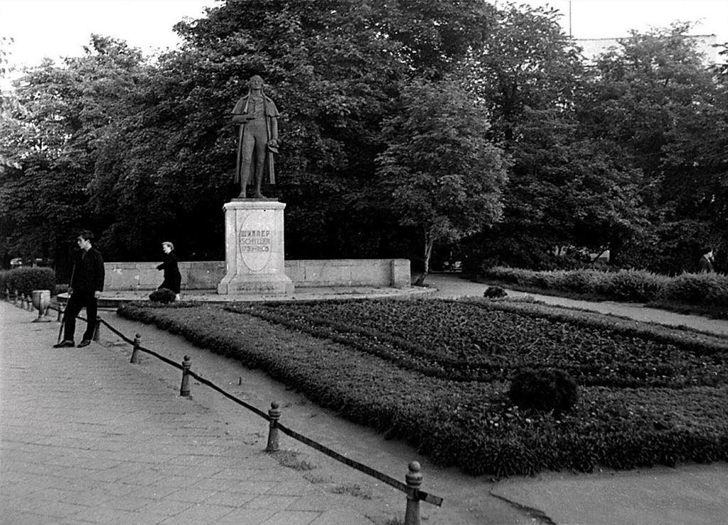 Памятник Шиллеру напротив Драмтеатра, 1965 год, Калининградская обл., г. Калининград. Выставка «Калининград» с этой фотографией.