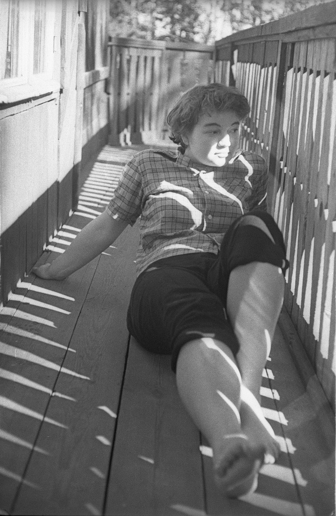 На даче. Просветы, 1961 - 1969, Московская обл., пгт. Кратово. Выставка «Балконная жизнь» с этой фотографией.