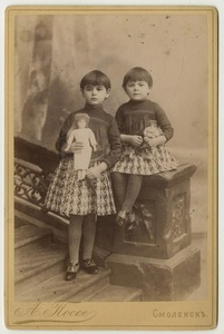 Портрет двух девочек, 1880-е, Смоленская губ., г. Смоленск. Выставка «Дети XIX века» с этой фотографией.