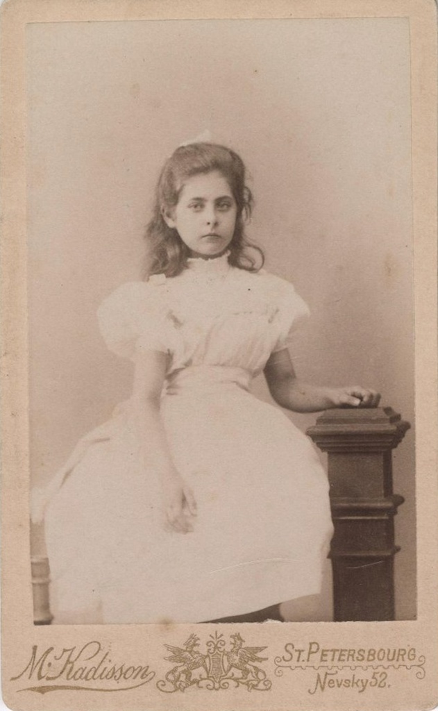 Портрет девочки в белом платье, 1890-е, г. Санкт-Петербург