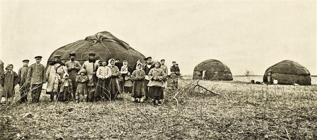 Русские крестьяне-переселенцы в Киргизской степи, 1906 - 1914, Семиреченская обл.. Русские крестьяне-переселенцы в Киргизской степи, прибывшие туда в рамках проводимой российским правительством аграрной политики по переселению русских крестьян на свободные земли за Урал и Сибирь («Столыпинская аграрная реформа 1906-1914 гг.»).