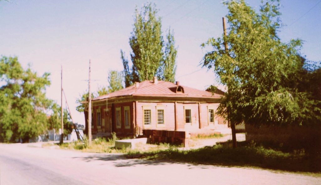 Городской дом в Капале, 1990 год, Казахская ССР, Талды-Курганская обл., Капальский р-н, с. Капал. Городской дом на въезде в поселение, в советские времена в нем располагалось почтовое отделение. В настоящее время данное историческое здание утрачено, в связи со сносом.