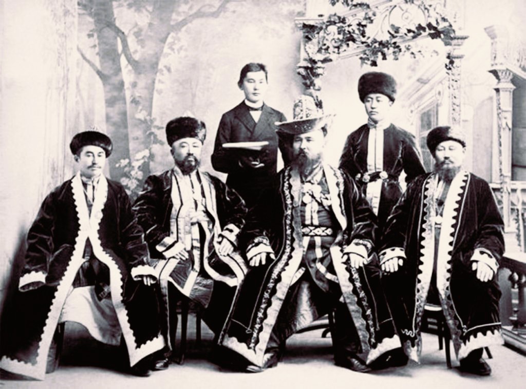 Семиречье. Казахская родо-племенная знать, 1 января 1890 - 1 января 1909, Семиреченская обл., Верненский у., г. Верный. Казахская родо-племенная знать (султаны и бии) из Средней Орды (Среднего жуза) в парадной национальной одежде (вероятно, из племени найман). Казахи (до 1925 года – киргизы) исторически подразделялись на три так называемых «жуза» («сотни»): Старший (или Большая Орда), Средний (Средняя Орда) и Младший (Малая Орда), которые в свою очередь делились на «уруг\ру»:  племена, роды и подроды (колена).&nbsp;В Семиреченской области имелись кочевые волости, в которых проживали представители двух жузов – Среднего (Лепсинский и Копальский уезды – найманы (из родов – каракерей, матай, садыр, тортуыл, часть киреев и уаков) и Старшего (Верненский и Джаркентский уезды – дулаты, жалаиры, суаны (суваны), албаны (адбаны), шапрашты, ысты, сары-уйсун, ошакты, сиргели. Родовой границей между Средним и Старшим жузами служила, предположительно,  речка Сарыбулак, приток реки Каратала.Ныне Алма-Ата.