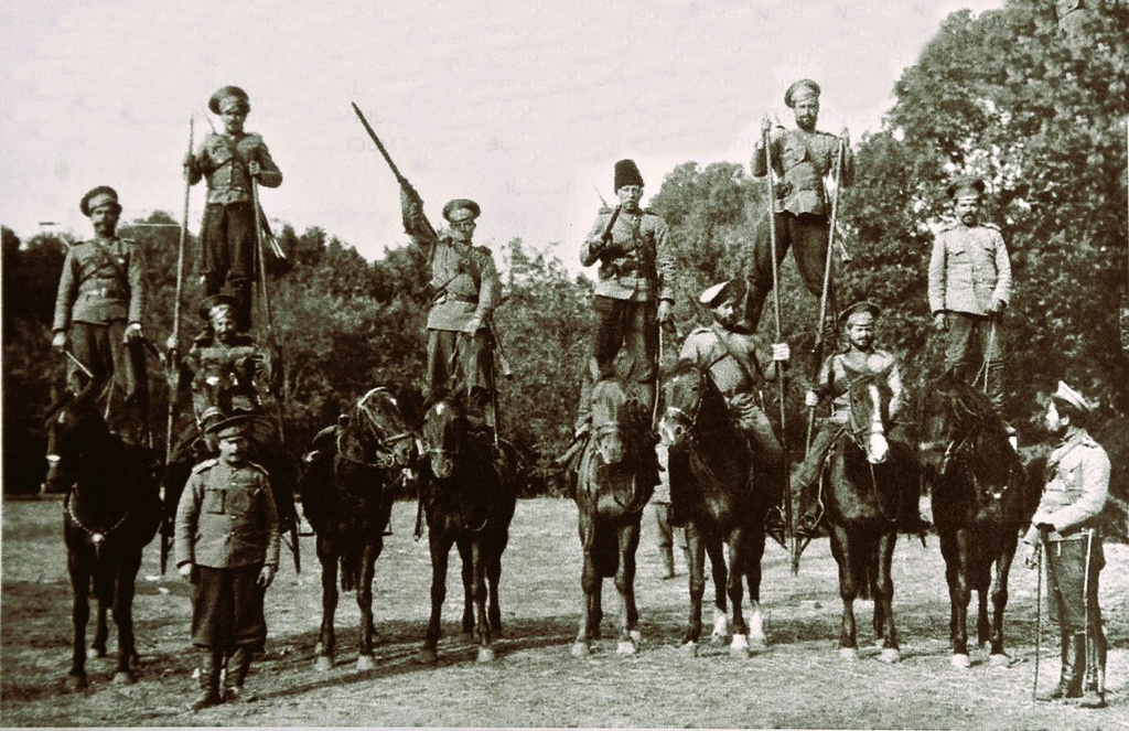 «Бравые казаки-семиреки», 1900 - 1916, Семиреченская обл., Верненский у., г. Верный. Казаки-семиреки, демонстрирующие мастерство джигитовки, в окрестностях города Верного. Джигитовка (от тюркского «джигит» – лихой, храбрый, квалифицированный всадник ) – скачка на лошади, во время которой ездок выполняет гимнастические и акробатические трюки. «Цель джигитовки состоит в развитии в казаке смелости и ловкости, а потому джигитовка необходима для каждого казака».