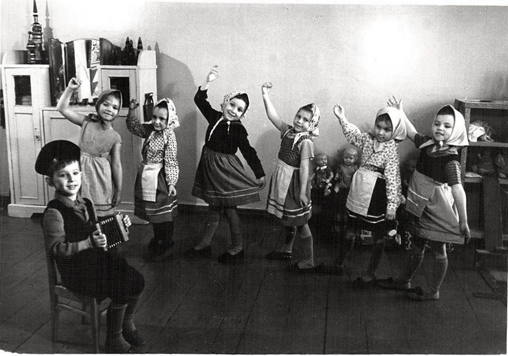 В детском саду № 48, 1961 год, Рязанская обл., г. Рязань. Архив Светланы Соколовой.Выставка «Играй, гармонь!» с этой фотографией.