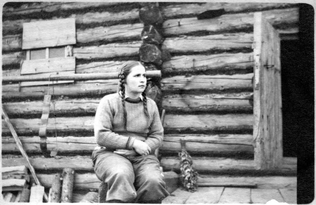 Нина Кузькокова, 1948 год, Коми АССР. Устье Емелья, приток Подзереми.