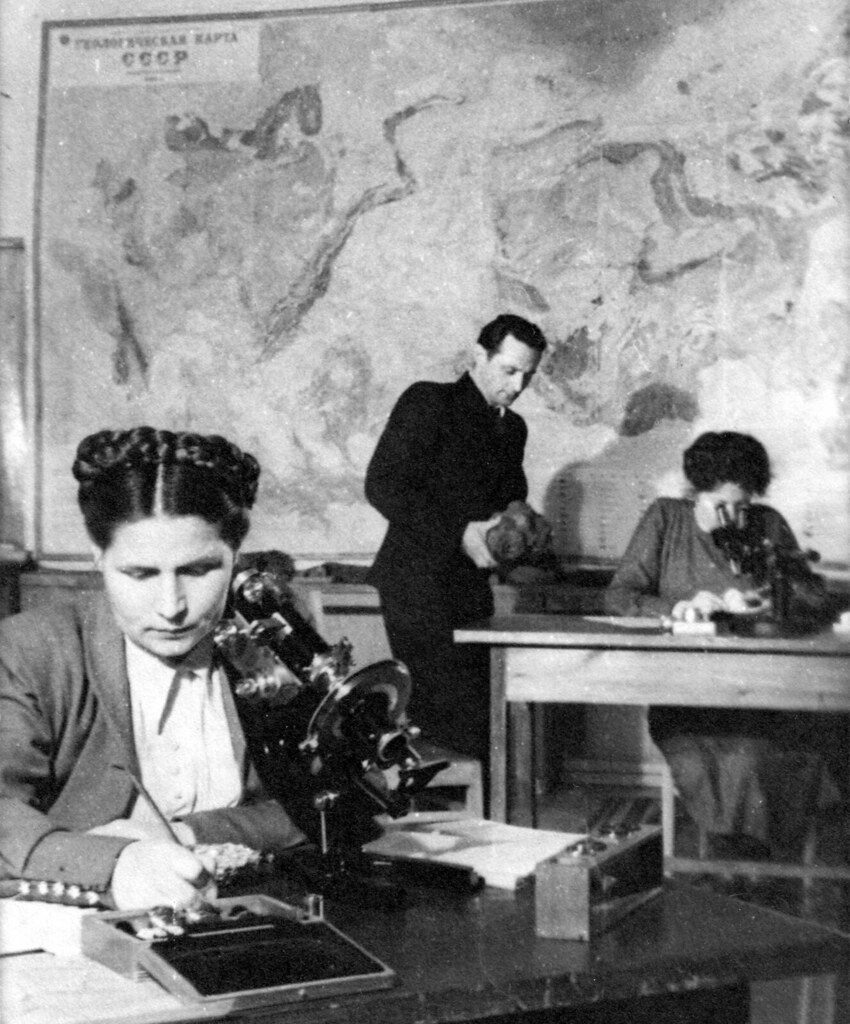 Ученый секретарь Президиума Коми филиала АН СССР Нина Кузькокова, 1950-е. На заднем плане – муж Нины Николаевны петрограф Марк Фишман.