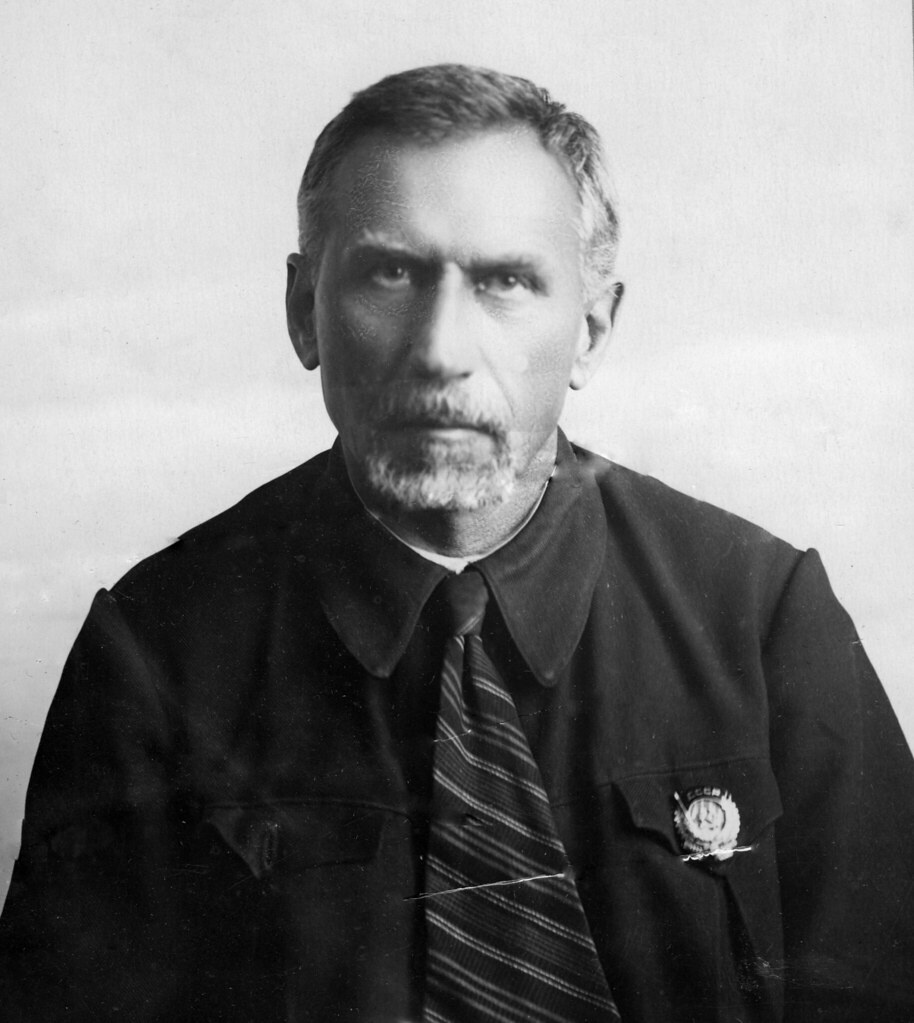 Профессор Александр Гапеев, 1939 год. В 1939 году за работу по выращиванию и воспитанию технических кадров для промышленности был удостоен ордена Трудового Красного Знамени.