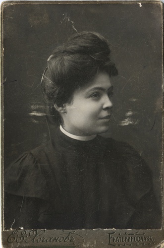 «Моя бабушка Степанида Базилевская (в замужестве Антонова), 17 лет», февраль 1909, г. Екатеринослав