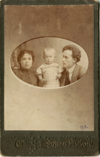 Семья Антоновых в 1915 году: Степанида Харитоновна и Федор Алексеевич с сыном Борисом, 1915 год, Херсонская губ.