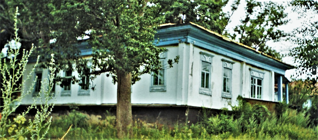 Фото "Капал. Здание военного лазарета (вид с речки Зимовки)", 1990 год ...