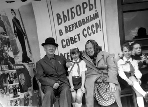 Выборы в Верховный Совет СССР в 1970 году. Избирательный участок в поселке Гурзуф, апрель 1970, Украинская ССР, Крымская обл., пгт. Гурзуф. Федор Алексеевич и Степанида Харитоновна Антоновы с гурзуфскими пионерами.Выставка «Выборы» с этой фотографией.